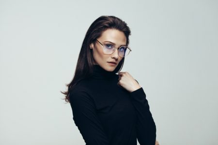Eyeglasses Style Guide for Women: Choose the Right One Model Eyeglasses Black Turtleneck