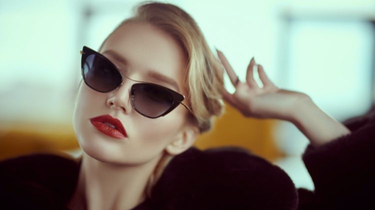 Chic Cat Eye Sunglasses Model Red Lips