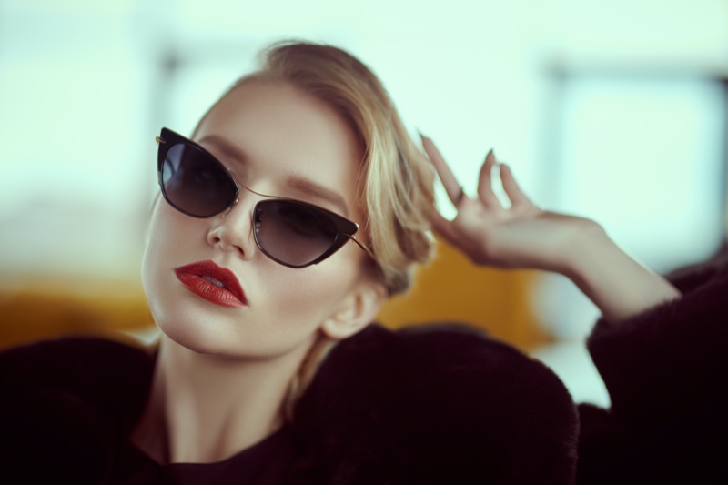 Chic Cat Eye Sunglasses Model Red Lips