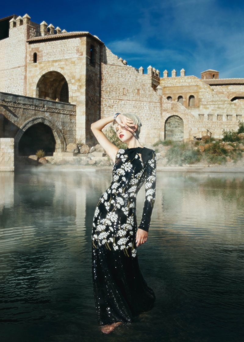 Lulu Reynolds Models Medieval Style for Mujer Hoy