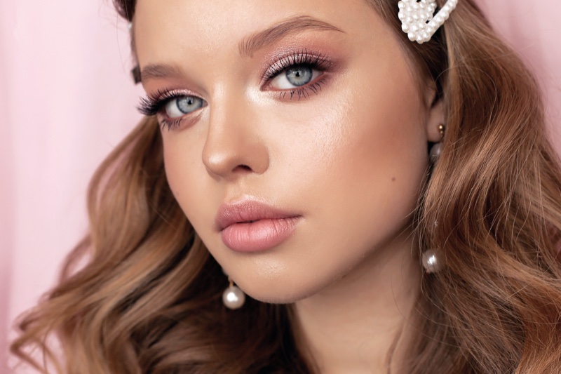 Beauty Model Pearl Earrings Hair Clip Shimmering Skin