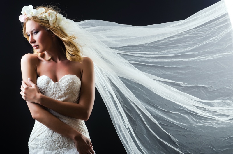 Blonde Bride Long Veil Strapless Wedding Dress