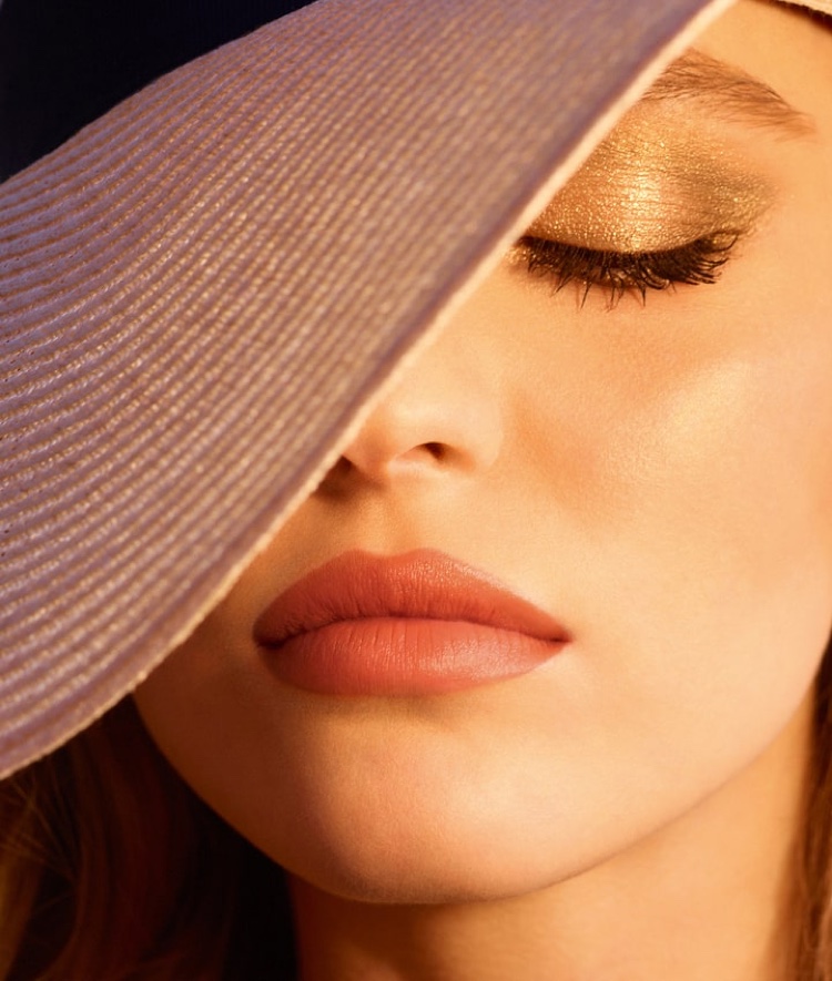 Lily-Rose Depp Chanel Makeup Gold Eyeshadow Hat