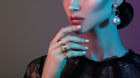 New Jewelry Trends for 2022 Model Cropped Gold Chain Rings Faux Pearl Earring