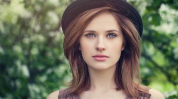 Model Layered Lob Hairstyle Hat
