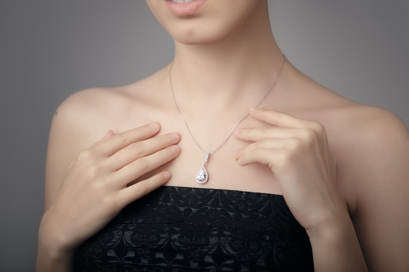 Woman Diamond Pendant Necklace