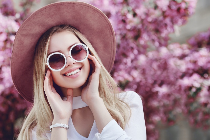 Fashion Model Smiling Teeth Hat Round Sunglasses