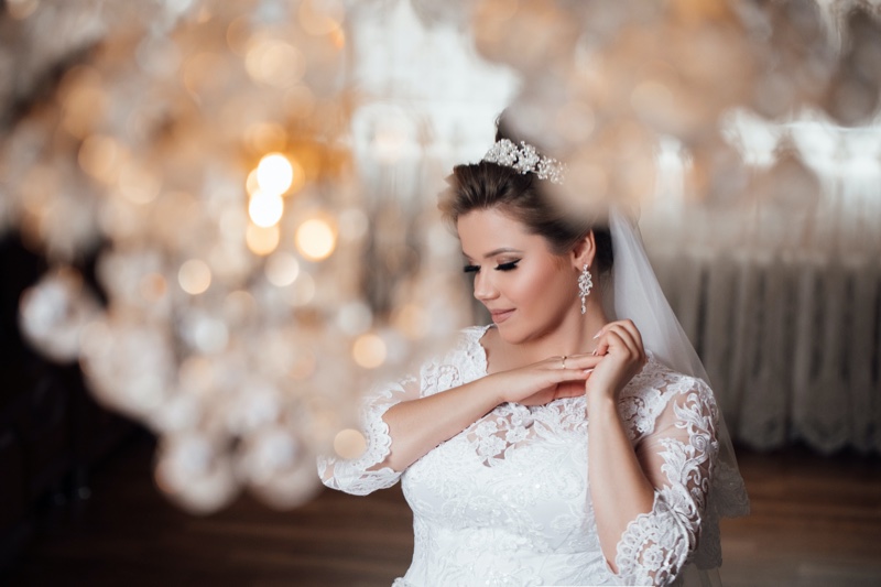 Cropped Curvy Bride Chandelier