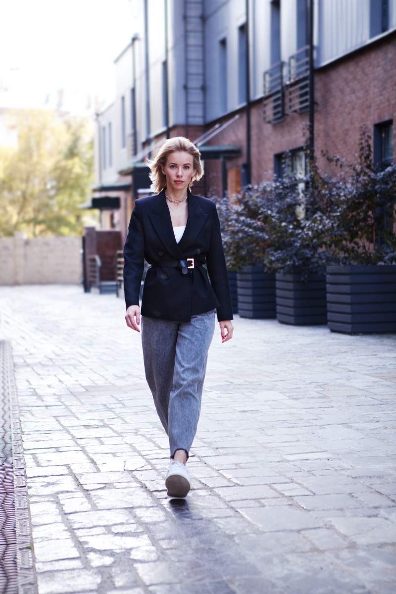 Model Black Blazer Belt Jeans Sneakers Street Style