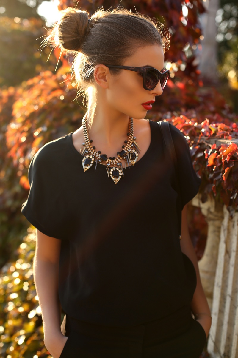Model Statement Necklace Sunglasses Black Outfit