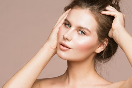 How Do You Use Brightening Serum On Your Face? Beauty Model Radiant Skin Highlighter