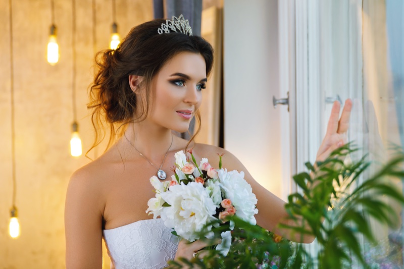 Model Bride Wedding White Flowers Bouquet