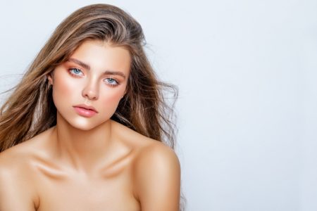 6 Common Highlighter Mistakes (And How to Correct Them) Woman Beauty Highlighter
