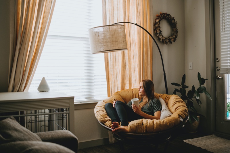 Cozy Home Woman Lamp Wreath Window