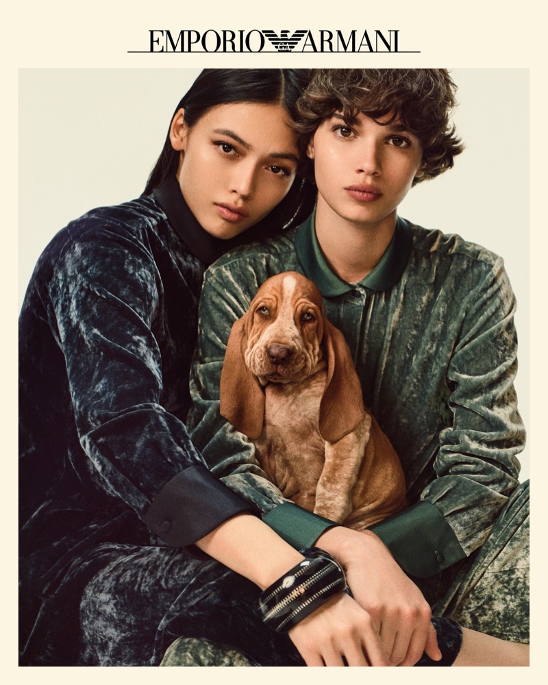 gijzelaar Een deel waar dan ook Emporio Armani Fall 2022 Campaign Dogs Photos