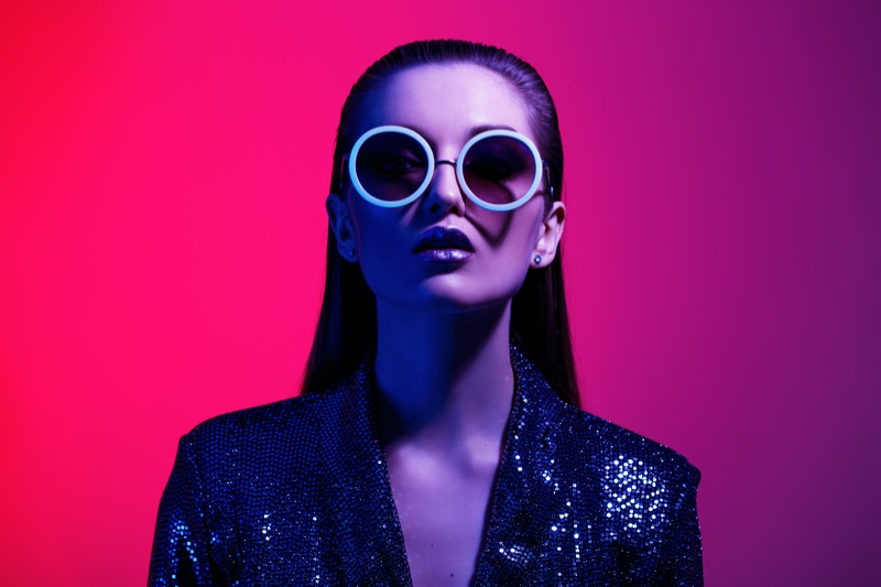 Model Round Sunglasses Neon Lighting