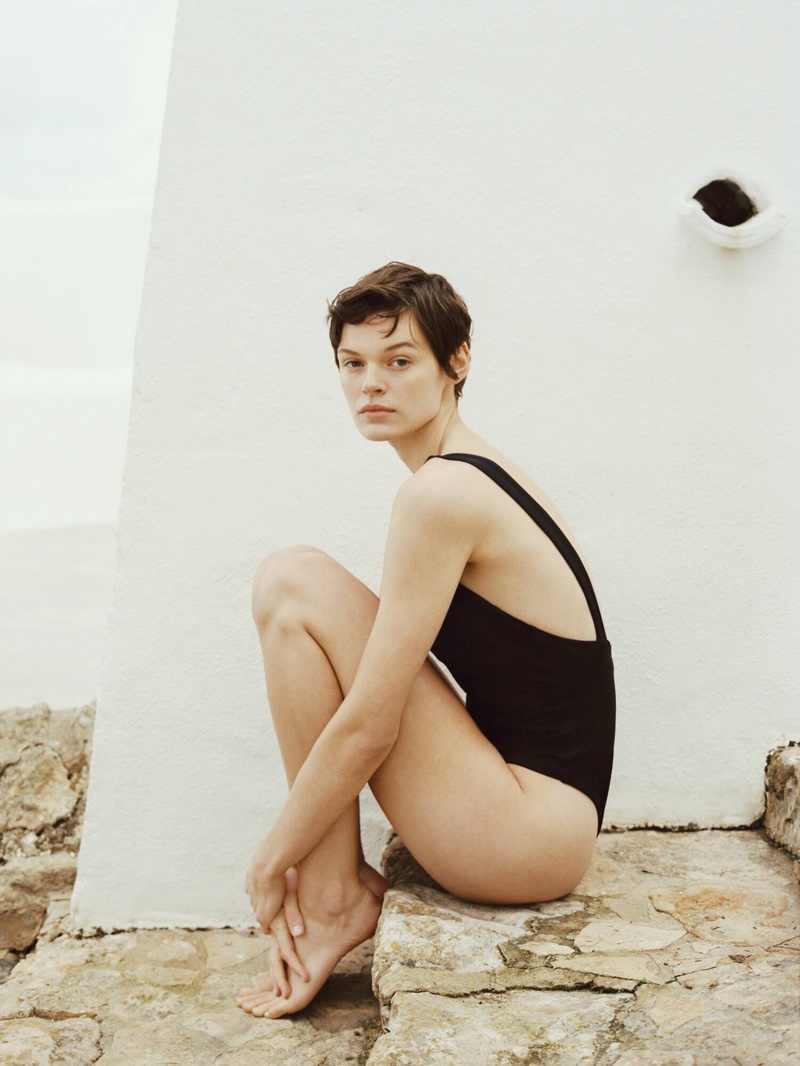 Model Cara Taylor poses in Zara Home 2022 Beach collection.