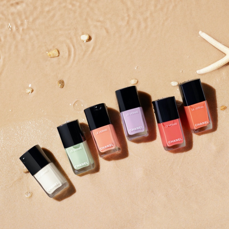 CHANEL - Set your clocks to summer time Vittoria Ceretti is wearing LE  VERNIS N°925 Rose Coquillage, one of 6 exclusive shades from THE SKY, THE  SUN AND THE SEA, a collection