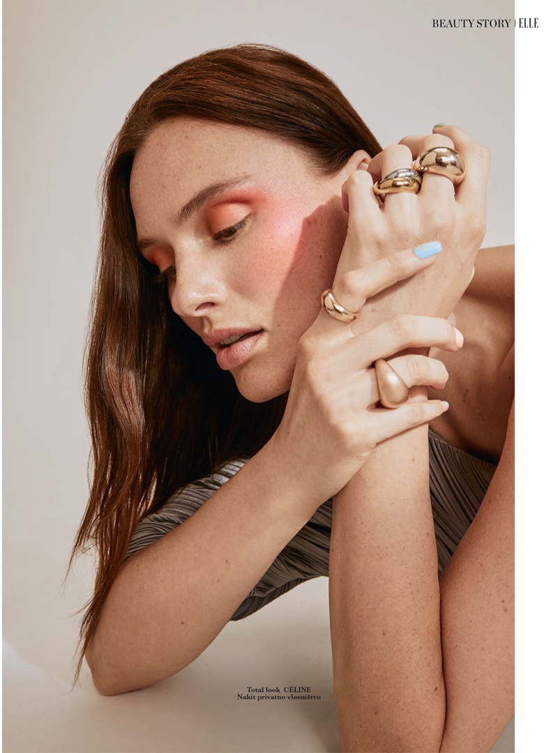 Sandra Treydte Models Pastel Beauty Trends for ELLE Serbia