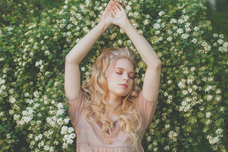 Model Outdoors White Flowers Grass