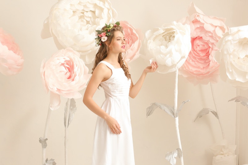 Model Oversized Flowers Crown White Dress