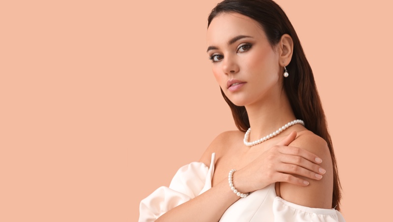 Model Pearl Jewelry Necklace Bracelet Chic
