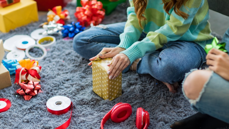 Wrapping Gift Woman