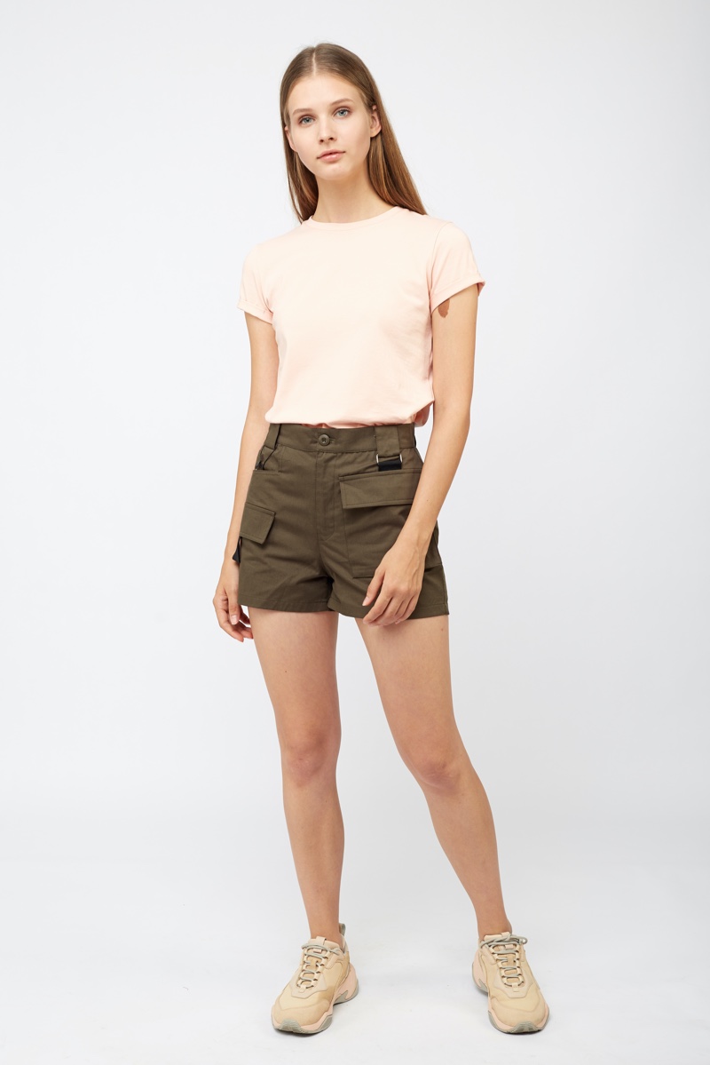 T-Shirt Khaki Shorts Sneakers Outfit