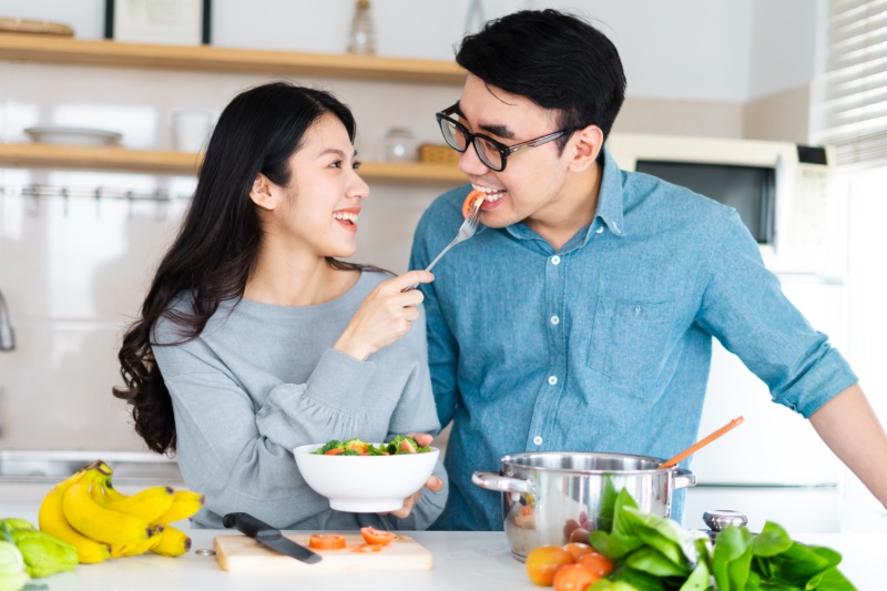 couple eating healthy