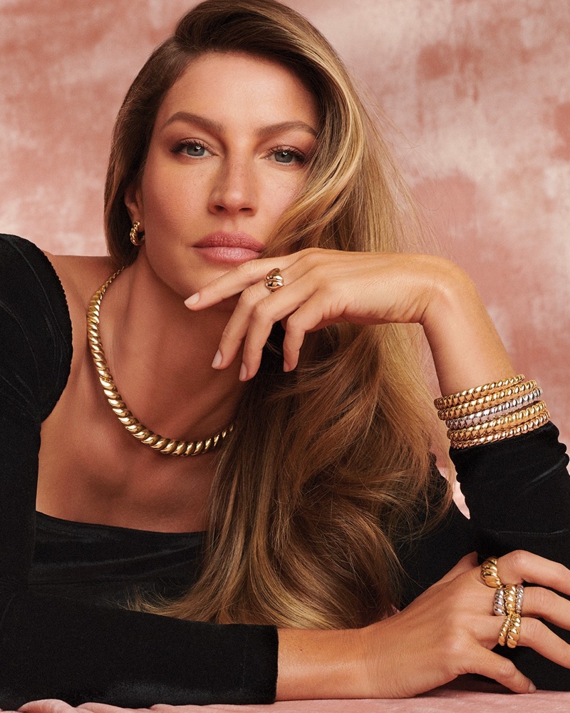 Wearing stacks of yellow gold, rose gold, and silver jewelry, Gisele Bundchen fronts Vivara Christmas 2022 campaign.