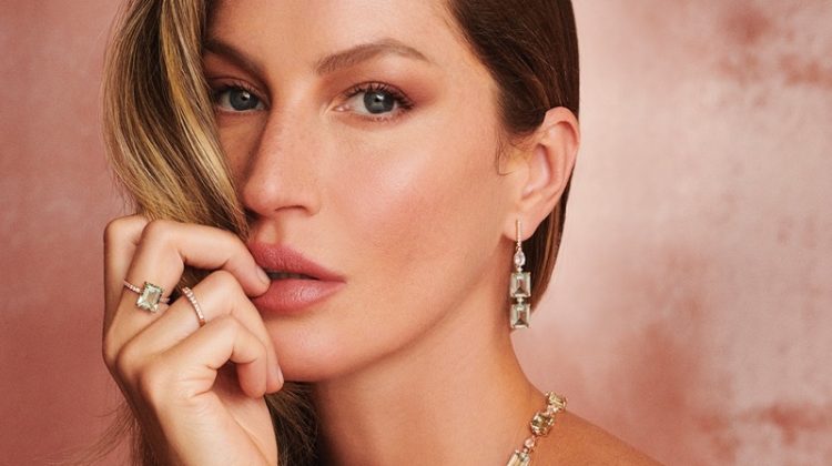 Gisele Bundchen Vivara Jewelry Christmas 2022 Campaign