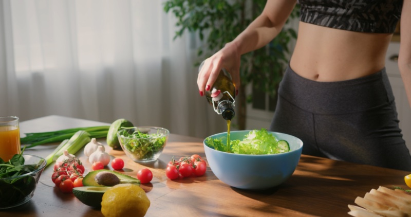 woman eating healthy