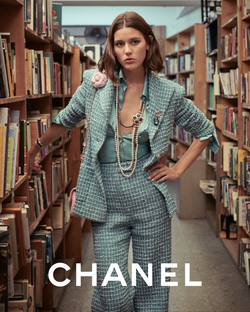 Posing in a bookstore, the model poses in the Chanel pre-spring-summer 2023 collection.