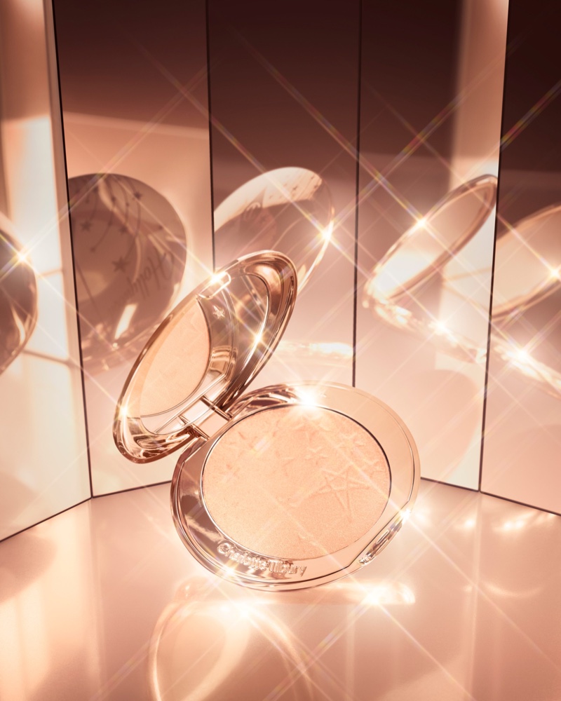 A look at the Charlotte Tilbury Hollywood Glow Glide Face Architect Highlighter.
