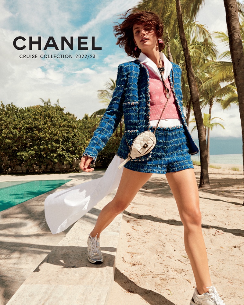 Fazendo pose, Delfina Morbelli aparece no editorial Neiman Marcus x Chanel cruzeiro 2023.