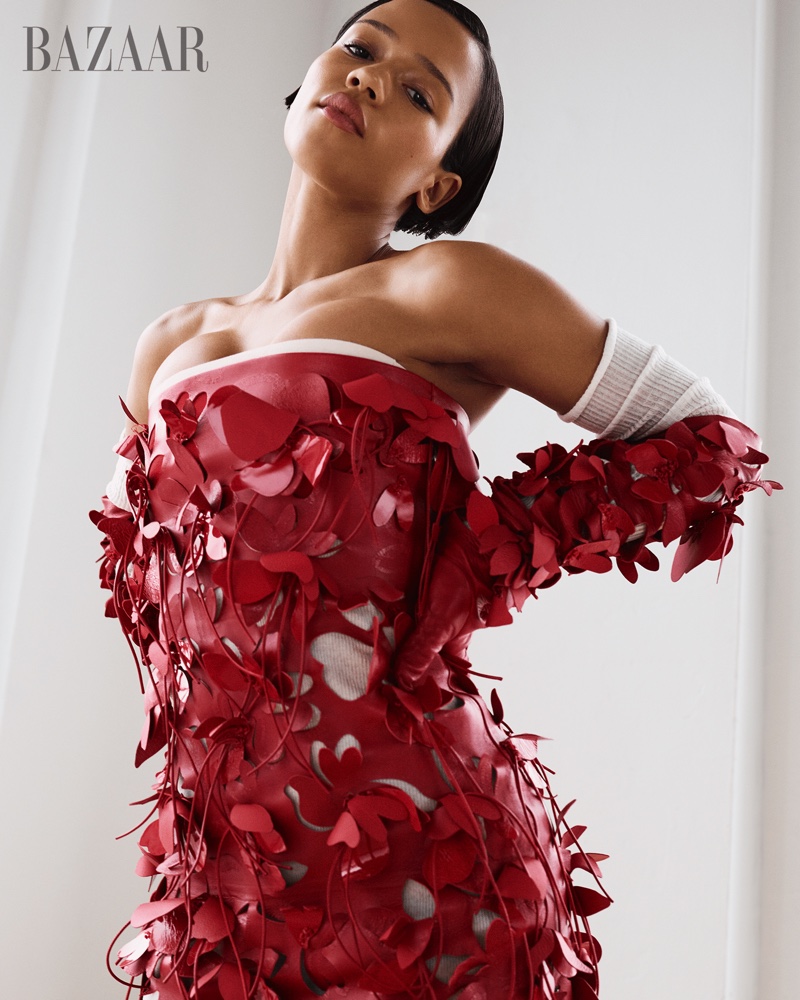 A atriz Taylor Russell posa com vestido e luvas Bottega Veneta.