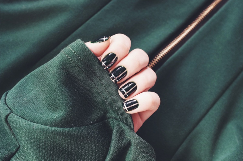 Dark Green Silver Lines Short Nails