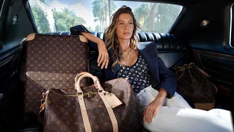 Em movimento, Gisele Bündchen posa em um carro para a nova campanha Horizons Never End da Louis Vuitton.