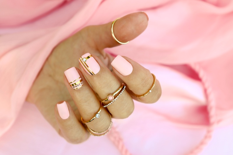 Pink Gold Lines Short Nails