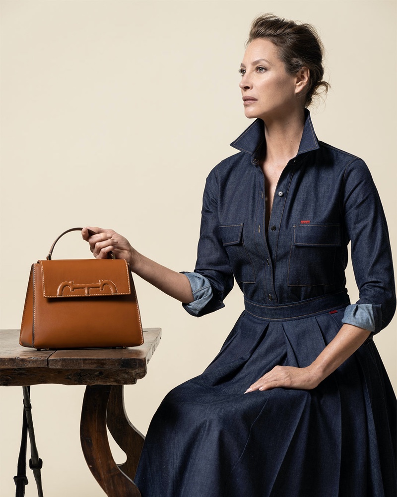 Christy Turlington Models in CH Carolina Herrera Handbag Ad Campaign –  Footwear News