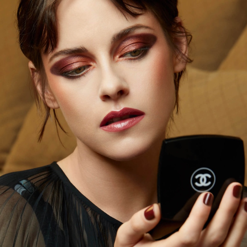 Kristen Stewart dazzles in Chanel Makeup's luxurious fall-winter collection.