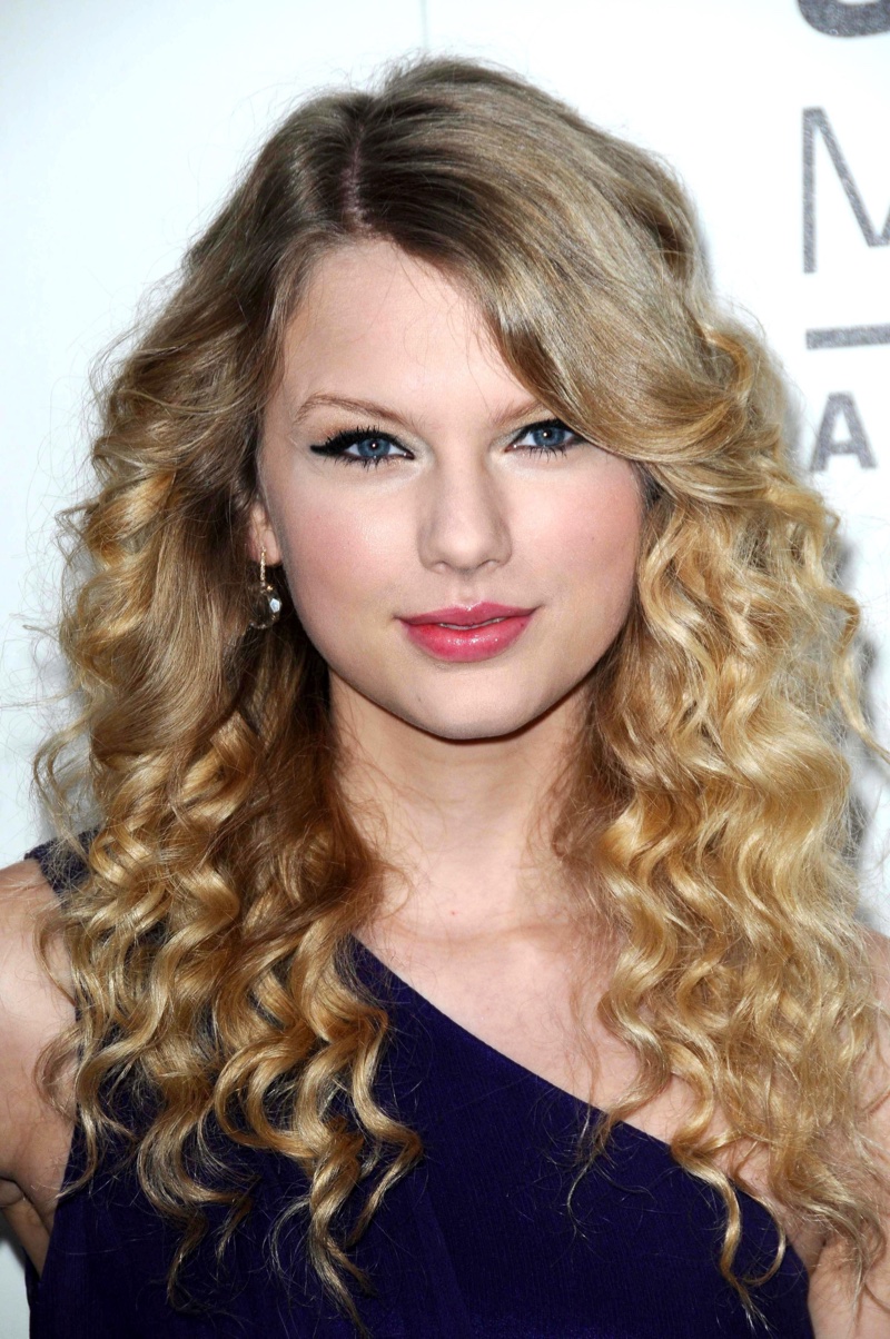 Taylor Swift Celebrities Curly Hair