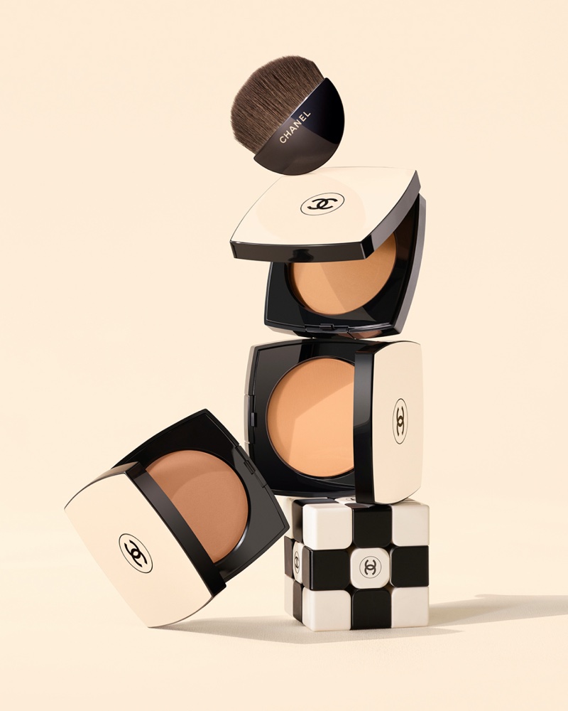 With 12 adaptive shades, Chanel Les Beiges Healthy Glow Sheer Powder has photo-ready glamour.