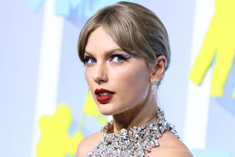 Taylor Swift Hair Curtain Bangs 2022 MTV VMAs