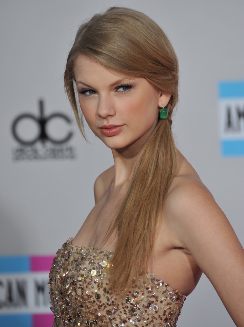 Taylor Swift Hair Long Side Ponytail 2011 AMAs