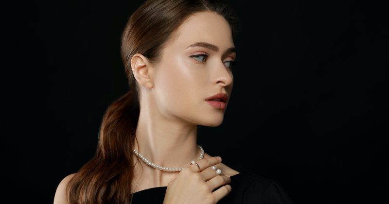 Woman pearl necklace featured