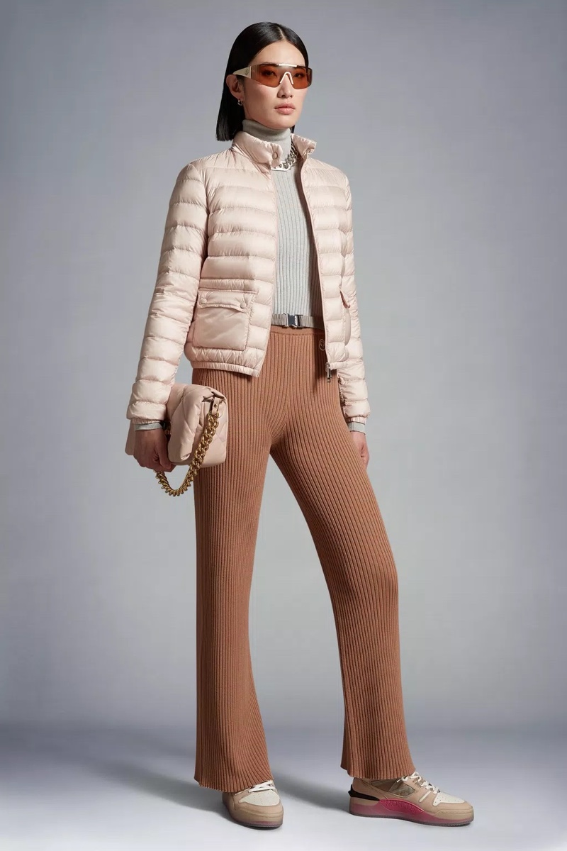 Lulu Tenney Embraces Zara's Casual Styles  Wide leg outfit, Wide leg  trousers, Wide leg pants outfit