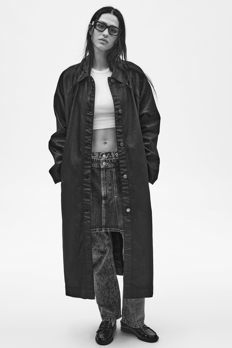 Model Amelia Gray poses in longline coat paired with a crop top and fitted jeans from Zara.