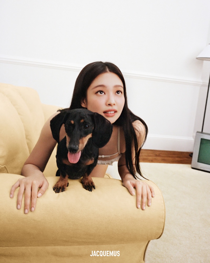 Jennie's lounging is a chic affair with a dachshund companion, wrapped in Jacquemus' holiday 2023 elegance.