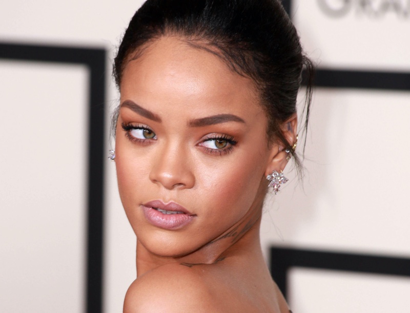 Rihanna Oval Shaped Face Contour